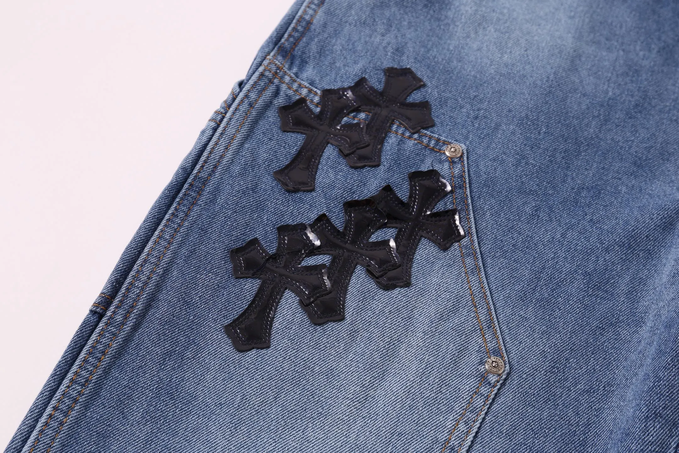 P260 Style No.: H881 Chrome Heart & Chrome Heart Blue Pants Black Metal Cross Work Jeans ChromeHearts#Design Jeans Invincible Texture Ceiling-Level Jeans Hard to Find at the Counter‼ ️ Cross patchwork leather jeans, top-notch heavy-duty washing process, calfskin laser-cut cross, distressed silver hardware, straight version to make the upper body slimmer, that lesbian style Color: blue Size: 28-30-32-34-36